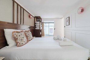 2 bedrooms, iron/ironing board, WiFi, bed sheets - 6PAX Spacious Apartment in the center (Paris)