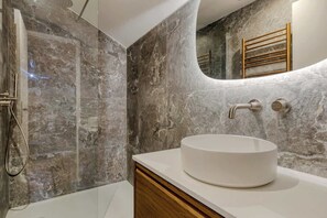 Shower, hair dryer, towels, shampoo - Splendid 10PAX apartment in the center of Paris (Paris)