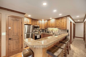 Fridge, microwave, oven, stovetop - Pool, Hot Tub, Complimentary Shuttle to Slopes, Great location! (Avon)