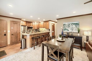 Dining - Pool, Hot Tub, Complimentary Shuttle to Slopes, Great location! (Avon)