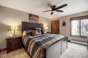 3 bedrooms, free WiFi, bed sheets - Pool, Hot Tub, Complimentary Shuttle to Slopes, Great location! (Avon)