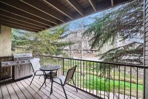 Outdoor dining - Pool, Hot Tub, Complimentary Shuttle to Slopes, Great location! (Avon)