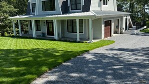 Exterior - Hampton Bays Traditional with a heated pool, plenty of privacy, minutes to... (Hampton bays)