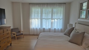 4 bedrooms, iron/ironing board, Internet, bed sheets - Hampton Bays Traditional with a heated pool, plenty of privacy, minutes to... (Hampton bays)