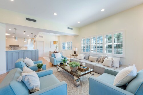 Fabulous 4-bed ensuite apartment with bonus room, just off Seven Mile Beach.