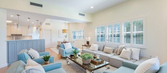 Fabulous 4-bed ensuite apartment with bonus room, just off Seven Mile Beach.