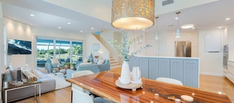 Fabulous 4-bed ensuite apartment with bonus room, just off Seven Mile Beach.