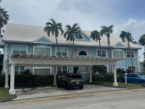 Exterior - Fabulous 4-bed ensuite apartment with extra playroom, just off Seven Mile Beach (George Town)