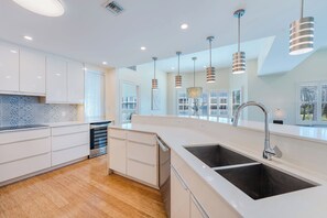 Private kitchen - Fabulous 4-bed ensuite apartment with extra playroom, just off Seven Mile Beach (George Town)