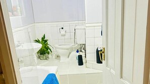 Un baño con inodoro, lavamanos y bañera.