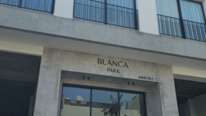 Ein mehrstöckiges Gebäude mit einem Schild, auf dem 'BLANCA PARK IMMEUBLE C' steht.