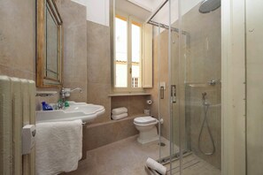 Douche, sèche-cheveux, bidet, serviettes fournies