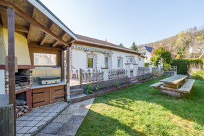 A house with a barbecue area, a wooden deck, and a garden. - Sous les sapins - À 600m du lac (Saulxures-sur-Moselotte)