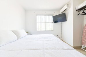 3 室のベッドルーム、デスク、アイロン / アイロン台、WiFi