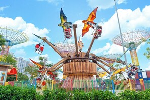 A Ferris wheel with a wooden structure and colorful lights. - Vinhomes Grand Park Homestay - Opus One (Ho Chi Minh City)