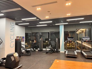 华丽独立别墅, 阳台, 泳池景观 | 高档床上用品、羽绒被、办公桌、笔记本电脑工作区