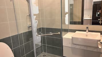 Deluxe House, Balcony, Pool View | Bathroom