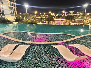 Deluxe House, Balcony, Pool View | Premium bedding, down duvets, desk, laptop workspace - Vinhomes Grand Park Homestay - Opus One (Ho Chi Minh City)
