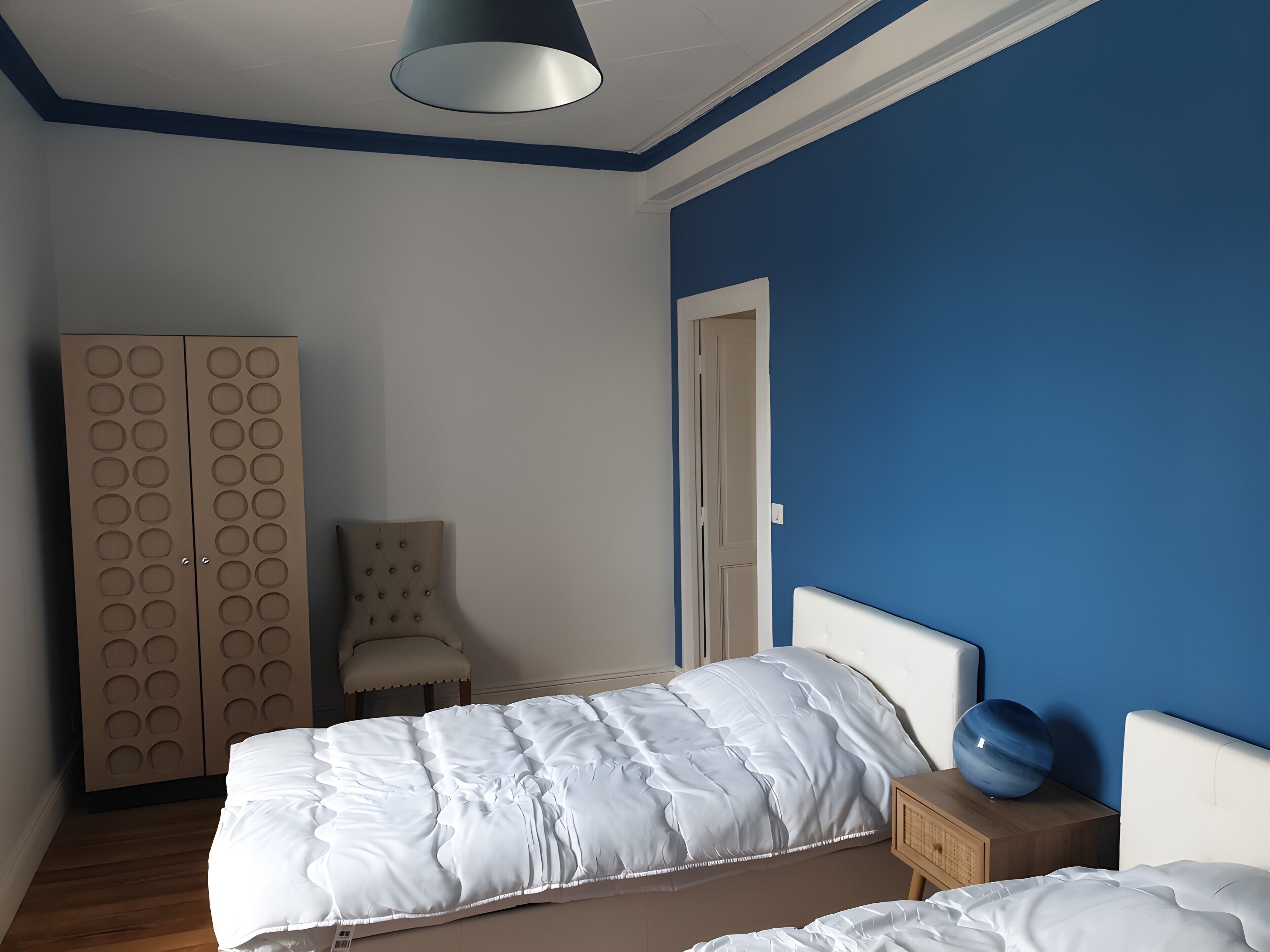 5 bedrooms, iron/ironing board, WiFi, bed sheets