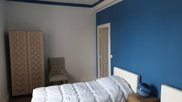 5 bedrooms, iron/ironing board, WiFi, bed sheets