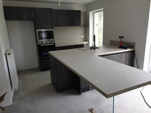 Private kitchen - Holiday Home “Le Domaine De Peyvideau” with Private Pool, Terrace & Wi-Fi (Carignan-de-Bordeaux)