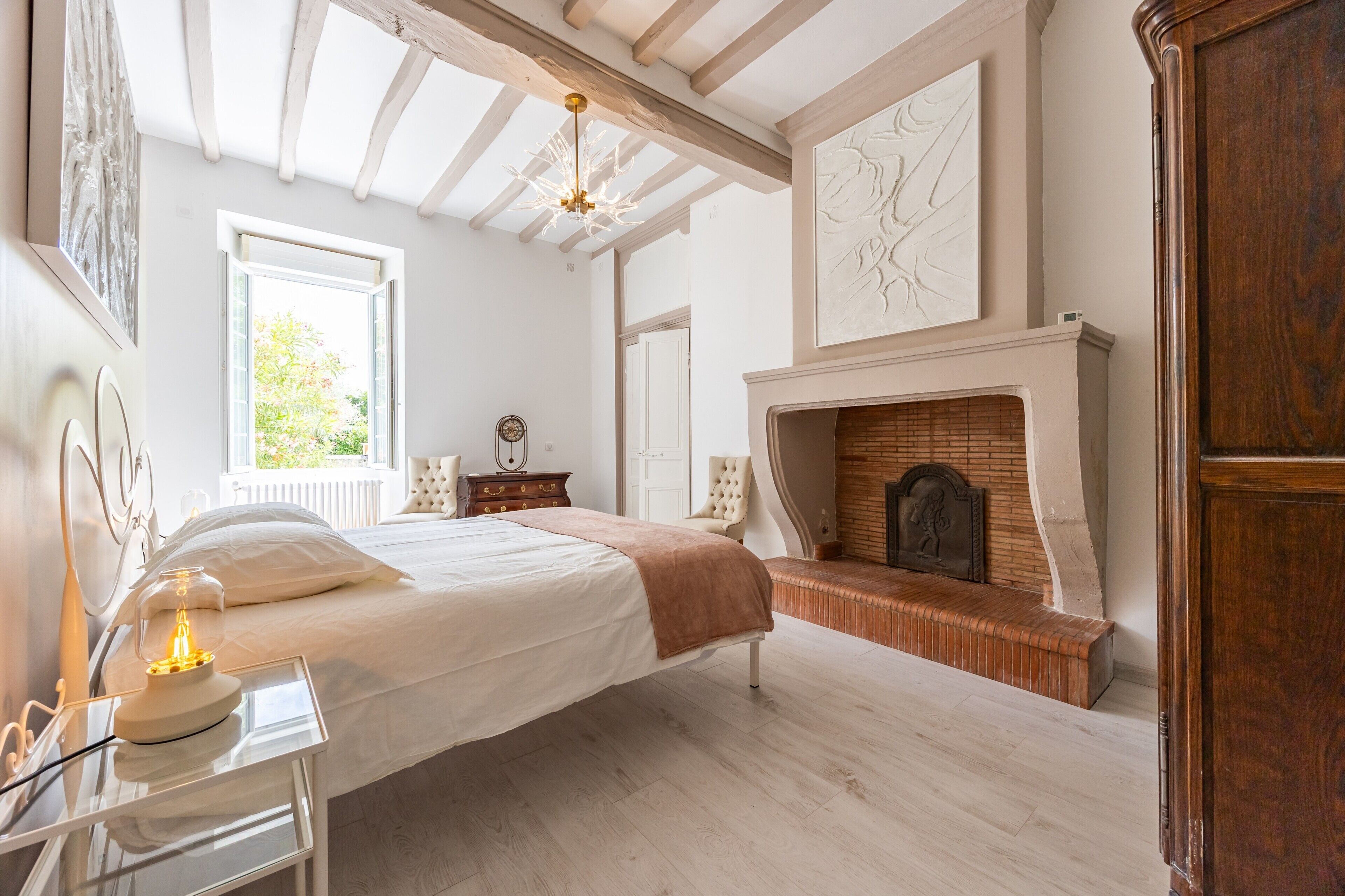 5 bedrooms, iron/ironing board, WiFi, bed sheets