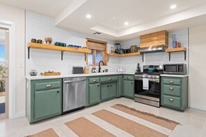 Private kitchen - Joshua Tree Navigate Stays Desert Retreat w Spa (Joshua Tree)