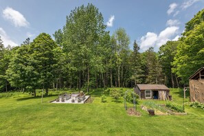 Property grounds - Serene apartment in Dorset perfect for a relaxing getaway (Dorset)