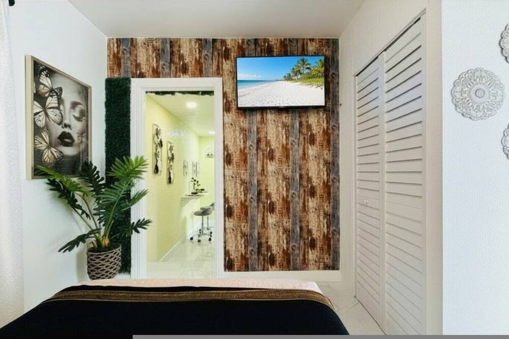 Cozy Private Studio Parking and BBQ - Westview, FL