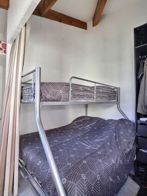 Room - T2 apartment with loggia and sea view (La Londe-les-Maures)