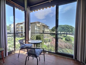 Interior - T2 apartment with loggia and sea view (La Londe-les-Maures)