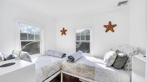 Room - Waterfront A-Frame Retreat in Southampton with Rooftop Deck, Panoramic... (Southampton)