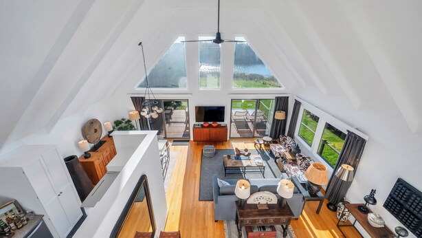 Um loft espaçoso com pé direito alto, grandes janelas e uma área de estar aconchegante.