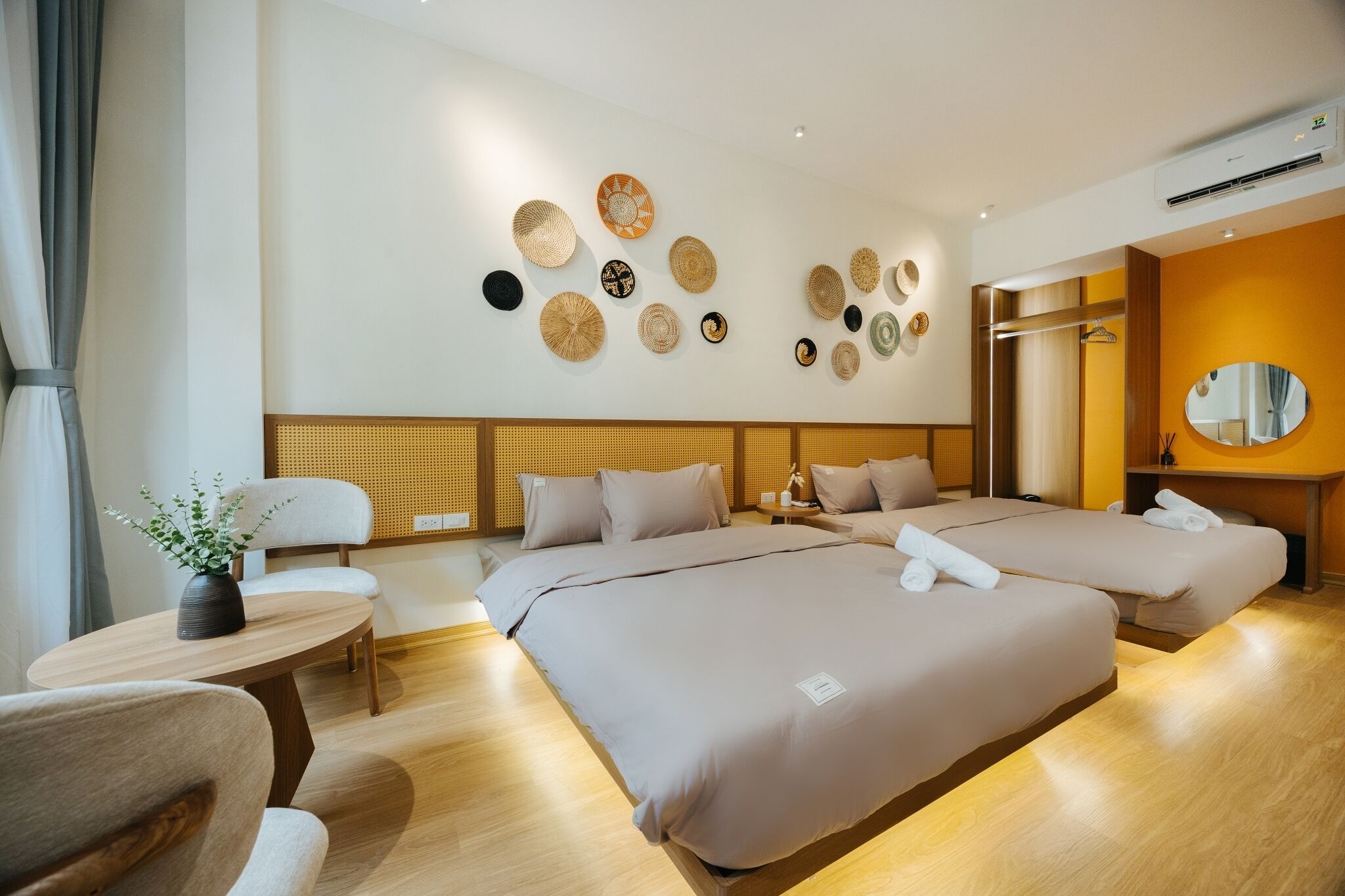 Quarto casal família, sacada, vista para a cidade | Quartos à prova de som, ferros/tábuas de passar roupa, Wi-Fi de cortesia