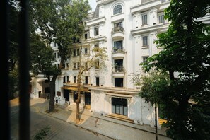 Suíte superior, sacada, vista para a cidade | Fachada