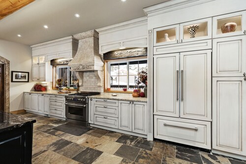 Whitestone Ranch | Luxury Lakefront Estate Near Muskoka (Sleeps 24)