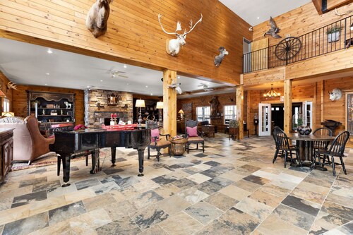 Whitestone Ranch | Luxury Lakefront Estate Near Muskoka (Sleeps 24)
