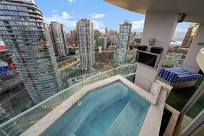 Pool - Luxurious Skyview Penthouse (Vancouver)