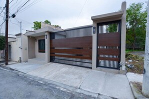 Exterior - ¡Linda Casa! - Zona médica - 6 camas - Agua 24/7 (Monterrey)