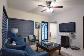 Living area - ¡Linda Casa! - Zona médica - 6 camas - Agua 24/7 (Monterrey)