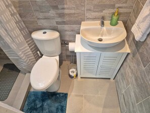 Bathroom - Sirena Azul APT 1 Studio W/ ensuite bathroom just 13 minutes walk to Palm Beach (Noord)