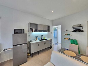 Private kitchen - Sirena Azul APT 1 Studio W/ ensuite bathroom just 13 minutes walk to Palm Beach (Noord)