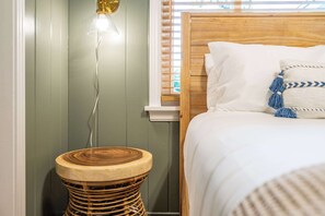 4 slaapkamers, een bureau, een strijkplank/strijkijzer, reisbedje
