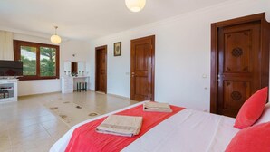 A hotel room with a bed, a desk, a TV, and a window. - Villa Kuluhana With 3 Bedrooms and 3 Bathrooms (Kaş)