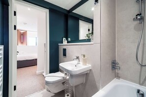 Shower, hair dryer, towels, shampoo - Stunning 2 BED Manchester Apartment w City Views (Manchester)
