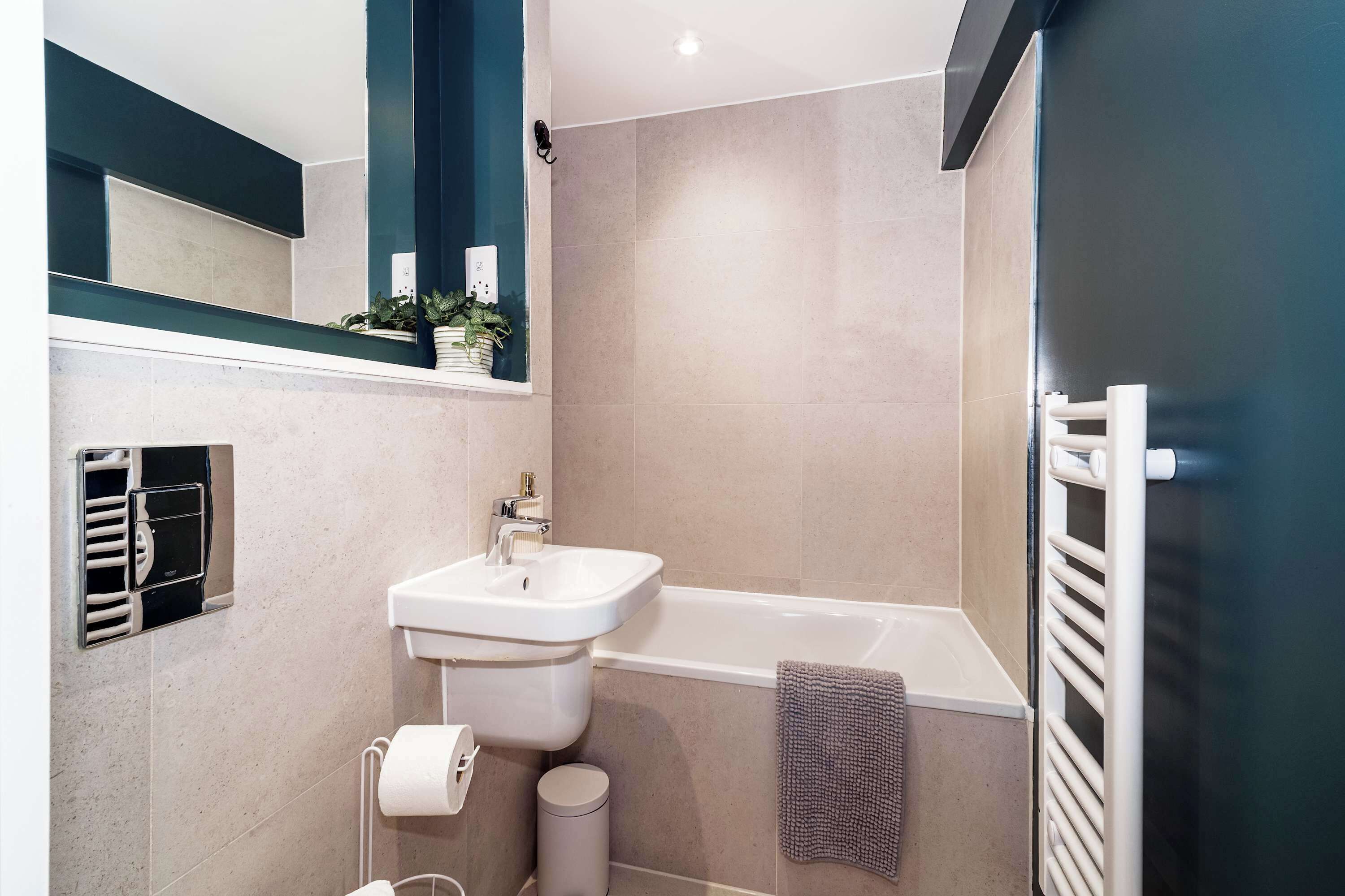Un bagno moderno con vasca, lavabo e water.