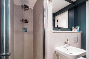 Shower, hair dryer, towels, shampoo - Stunning 2 BED Manchester Apartment w City Views (Manchester)