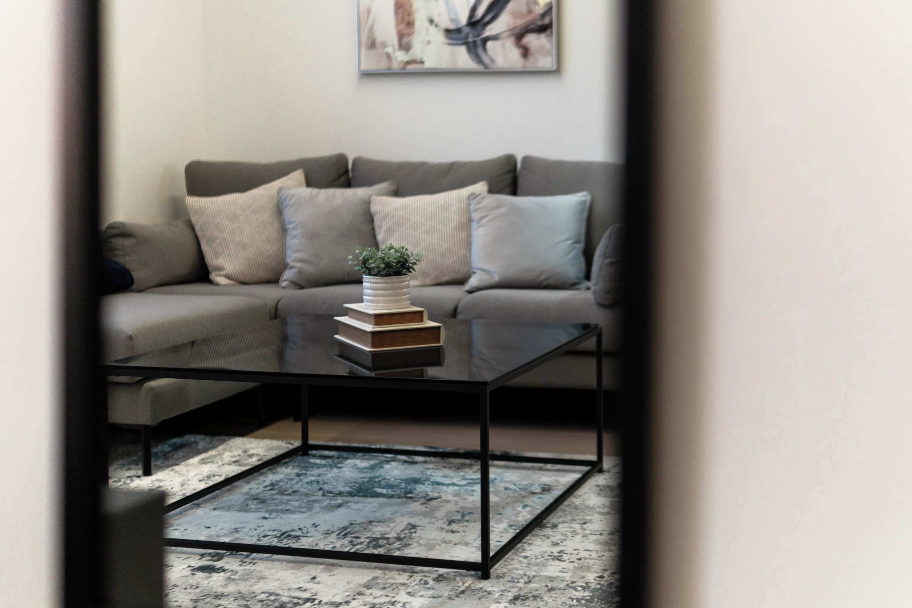 Un salon avec un canapé, une table basse et un tapis.