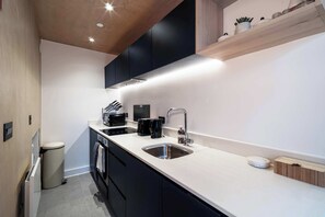 Fridge, microwave, oven, stovetop - Stunning 2 BED Manchester Apartment w City Views (Manchester)