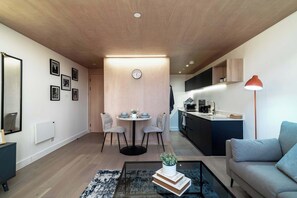 TV, offices - Stunning 2 BED Manchester Apartment w City Views (Manchester)